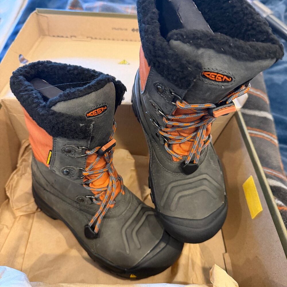 Keen Basin Waterproof YOUTH Boots Sz 5